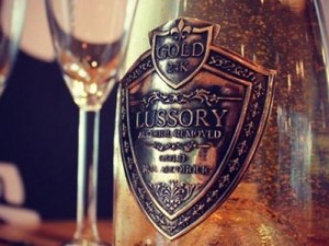 В Дубае стали продавать безалкогольное вино со съедобным золотом 